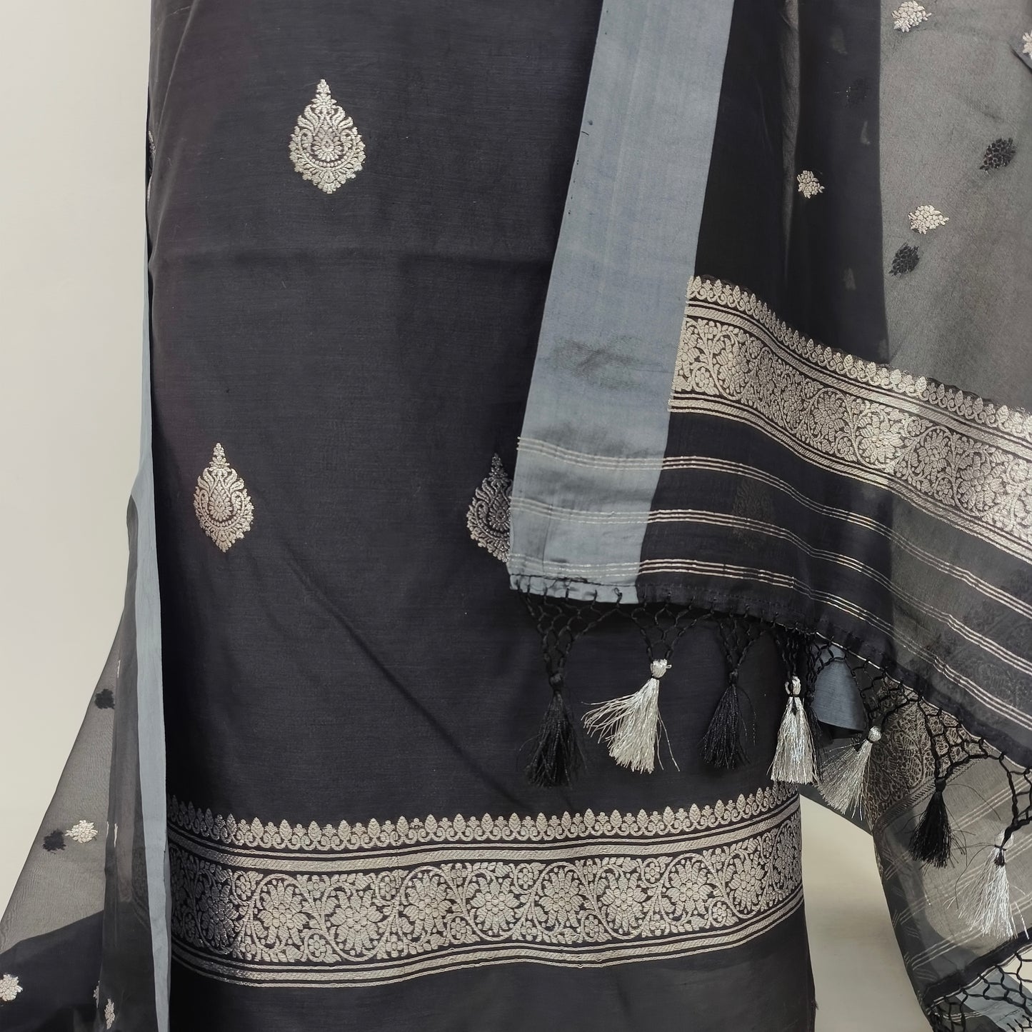 Handloom kadwa suits set satain border silver zari